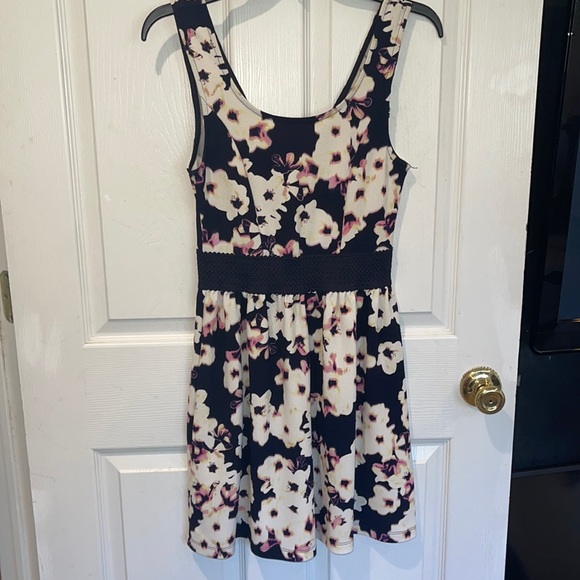 Dress - Picture 1 of 3